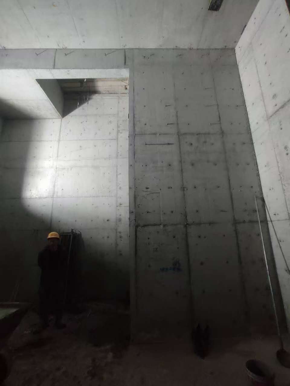 新华墙上开槽钢筋断了有影响吗